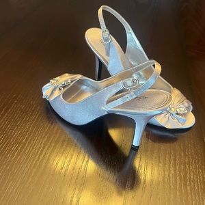Lulu Townsend SZ 7.5 silver satin sling back pump with diamond appliqué
